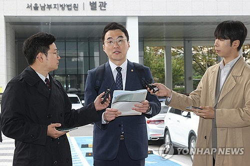 거액의 가상자산(코인)을 숨기고 허위재산신고 의혹으로 위계공무집행방해 혐의로 기소된 더불어민주당 김남국 전 의원이 지난 10월 28일 서울 양천구 서울남부지방법원에서 열린 첫 공판에 출석하고 있다. [연합뉴스]